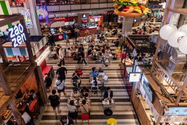 Bangkok, Tayland. - 1 Aralık 2023: Sukhumvit bölgesindeki yeni EMSPhere mağazasının Xmas mevsimi ortamı. İnsanlar alışveriş yapmayı ve burada yemek yemeyi seviyor, mutlu bir şekilde..