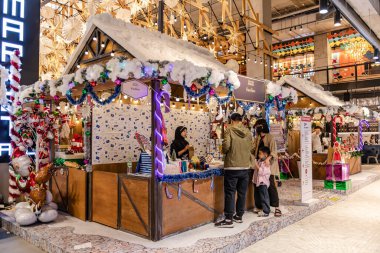 Bangkok, Tayland. - 1 Aralık 2023: Sukhumvit bölgesindeki yeni EMSPhere mağazasının Xmas mevsimi ortamı. İnsanlar alışveriş yapmayı ve burada yemek yemeyi seviyor, mutlu bir şekilde..