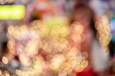 Bangkok, Tayland. - 1 Aralık 2023: Sukhumvit bölgesindeki yeni EMSPhere mağazasının Xmas mevsimi ortamı. İnsanlar alışveriş yapmayı ve burada yemek yemeyi seviyor, mutlu bir şekilde..