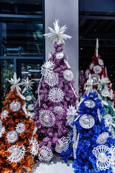 Bangkok, Tayland. - 1 Aralık 2023: Sukhumvit bölgesindeki yeni EMSPhere mağazasının Xmas mevsimi ortamı. İnsanlar alışveriş yapmayı ve burada yemek yemeyi seviyor, mutlu bir şekilde..