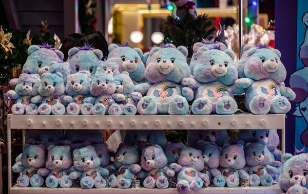 Бангкок, Таиланд. - 1 декабря 2023 года: Сезон Рождества в новом универмаге EMSPHERE в Сухумвитском районе. Люди с удовольствием покупают и едят в этом месте.