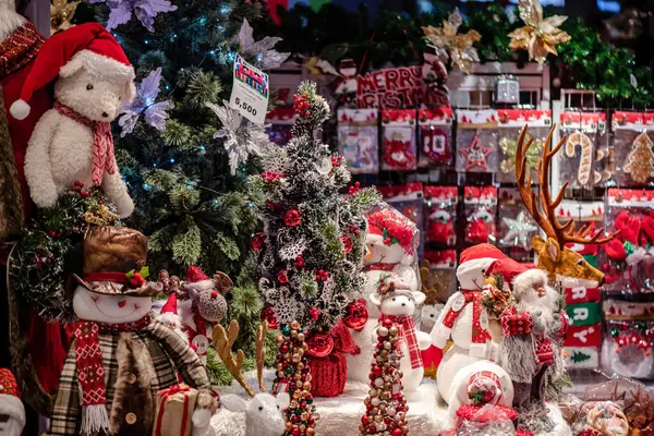 Bangkok, Tayland. - 1 Aralık 2023: Sukhumvit bölgesindeki yeni EMSPhere mağazasının Xmas mevsimi ortamı. İnsanlar alışveriş yapmayı ve burada yemek yemeyi seviyor, mutlu bir şekilde..