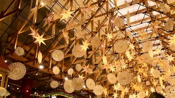 バンコク 12月 2023 スクンビットエリアのEmsphereの新しい百貨店のXmasシーズン環境 天井のモバイルデコレーションを美しく — ストック動画