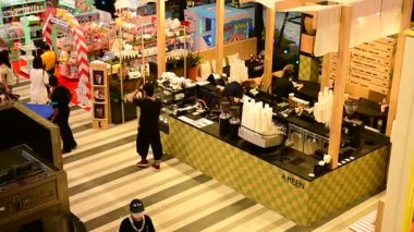 Bangkok, Tayland. - 1 Aralık 2023: Sukhumvit bölgesindeki yeni EMSPhere mağazasının Xmas mevsimi ortamı. İnsanlar alışveriş yapmayı ve burada yemek yemeyi seviyor, mutlu bir şekilde..