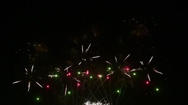 Havai fişekler Tayland 'da Pattaya' da 24-25 Kasım 2023 tarihlerinde farklı model stilleri ve renk tonlarını gösteriyor..