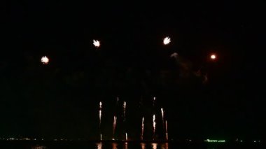 Havai fişekler Tayland 'da Pattaya' da 24-25 Kasım 2023 tarihlerinde farklı model stilleri ve renk tonlarını gösteriyor..