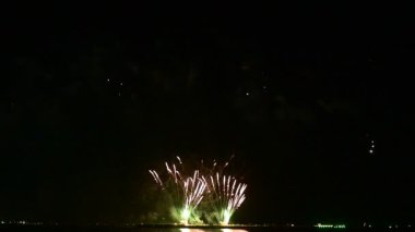 Havai fişekler Tayland 'da Pattaya' da 24-25 Kasım 2023 tarihlerinde farklı model stilleri ve renk tonlarını gösteriyor..