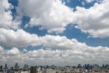 Mavi Gökyüzü Arkaplanı farklı türde güzel kabarık bulutlar ve güzel bir manzara ve bazıları da şehir manzarası..