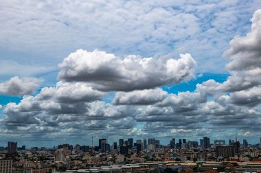 Mavi Gökyüzü Arkaplanı farklı türde güzel kabarık bulutlar ve güzel bir manzara ve bazıları da şehir manzarası..