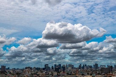 Mavi Gökyüzü Arkaplanı farklı türde güzel kabarık bulutlar ve güzel bir manzara ve bazıları da şehir manzarası..