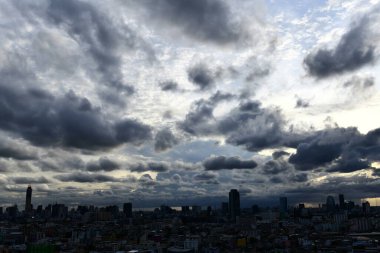 Mavi Gökyüzü Arkaplanı farklı türde güzel kabarık bulutlar ve güzel bir manzara ve bazıları da şehir manzarası..