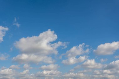 Mavi Gökyüzü Arkaplanı farklı türde güzel kabarık bulutlar ve güzel bir manzara ve bazıları da şehir manzarası..