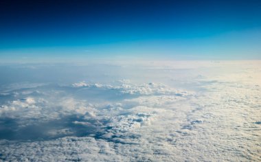 Mavi Gökyüzü Arkaplanı farklı türde güzel kabarık bulutlar ve güzel bir manzara ve bazıları da şehir manzarası..