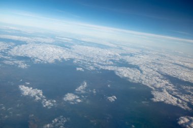 Mavi Gökyüzü Arkaplanı farklı türde güzel kabarık bulutlar ve güzel bir manzara ve bazıları da şehir manzarası..