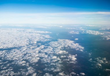 Mavi Gökyüzü Arkaplanı farklı türde güzel kabarık bulutlar ve güzel bir manzara ve bazıları da şehir manzarası..