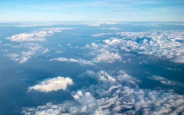 Mavi Gökyüzü Arkaplanı farklı türde güzel kabarık bulutlar ve güzel bir manzara ve bazıları da şehir manzarası..