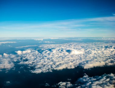Mavi Gökyüzü Arkaplanı farklı türde güzel kabarık bulutlar ve güzel bir manzara ve bazıları da şehir manzarası..