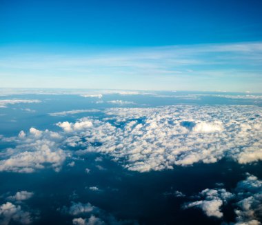 Mavi Gökyüzü Arkaplanı farklı türde güzel kabarık bulutlar ve güzel bir manzara ve bazıları da şehir manzarası..