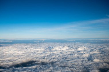 Mavi Gökyüzü Arkaplanı farklı türde güzel kabarık bulutlar ve güzel bir manzara ve bazıları da şehir manzarası..