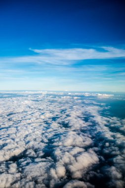 Mavi Gökyüzü Arkaplanı farklı türde güzel kabarık bulutlar ve güzel bir manzara ve bazıları da şehir manzarası..