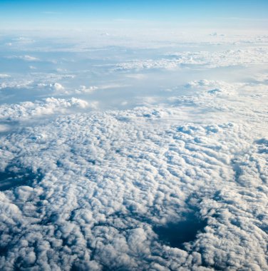 Mavi Gökyüzü Arkaplanı farklı türde güzel kabarık bulutlar ve güzel bir manzara ve bazıları da şehir manzarası..