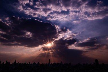 Mavi Gökyüzü Arkaplanı farklı türde güzel kabarık bulutlar ve güzel bir manzara ve bazıları da şehir manzarası..