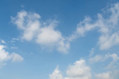 Mavi Gökyüzü Arkaplanı farklı türde güzel kabarık bulutlar ve güzel bir manzara ve bazıları da şehir manzarası..