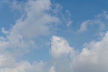 Mavi Gökyüzü Arkaplanı farklı türde güzel kabarık bulutlar ve güzel bir manzara ve bazıları da şehir manzarası..