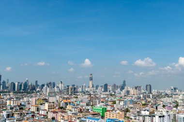 Mavi Gökyüzü Arkaplanı farklı türde güzel kabarık bulutlar ve güzel bir manzara ve bazıları da şehir manzarası..