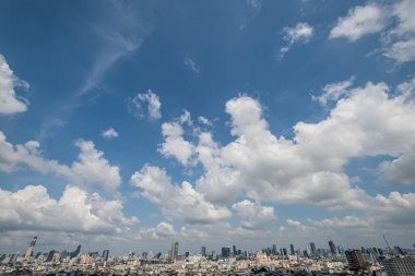 Mavi Gökyüzü Arkaplanı farklı türde güzel kabarık bulutlar ve güzel bir manzara ve bazıları da şehir manzarası..