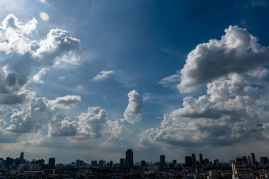 Mavi Gökyüzü Arkaplanı farklı türde güzel kabarık bulutlar ve güzel bir manzara ve bazıları da şehir manzarası..