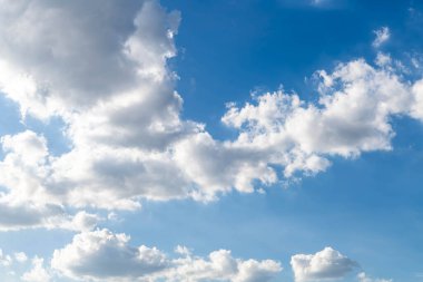 Mavi Gökyüzü Arkaplanı farklı türde güzel kabarık bulutlar ve güzel bir manzara ve bazıları da şehir manzarası..