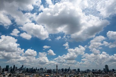 Mavi Gökyüzü Arkaplanı farklı türde güzel kabarık bulutlar ve güzel bir manzara ve bazıları da şehir manzarası..