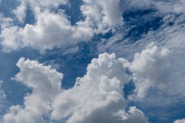 Mavi Gökyüzü Arkaplanı farklı türde güzel kabarık bulutlar ve güzel bir manzara ve bazıları da şehir manzarası..