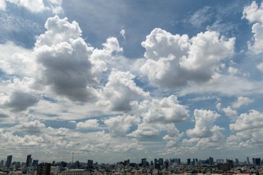 Mavi Gökyüzü Arkaplanı farklı türde güzel kabarık bulutlar ve güzel bir manzara ve bazıları da şehir manzarası..