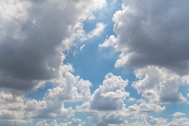 Mavi Gökyüzü Arkaplanı farklı türde güzel kabarık bulutlar ve güzel bir manzara ve bazıları da şehir manzarası..