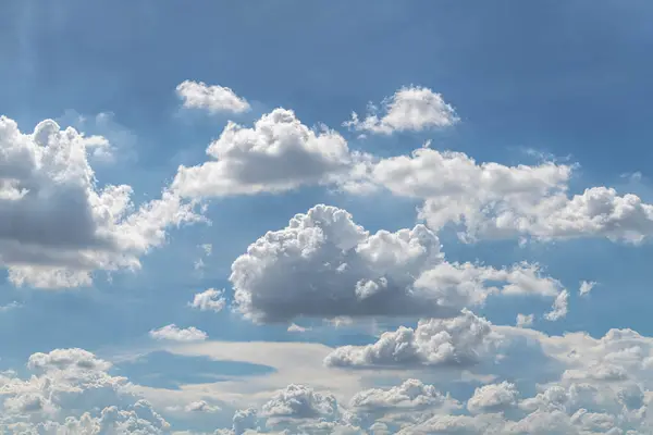 Mavi Gökyüzü Arkaplanı farklı türde güzel kabarık bulutlar ve güzel bir manzara ve ayrıca şehir manzarası da var..