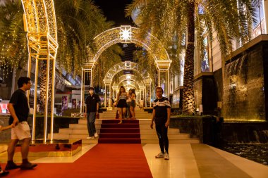 Bangkok, Tayland. - 18 Aralık 2023: Siam Paragon 'da güzel fotoğraflar çekmeye gelen turistlerle Noel manzaralı çevre