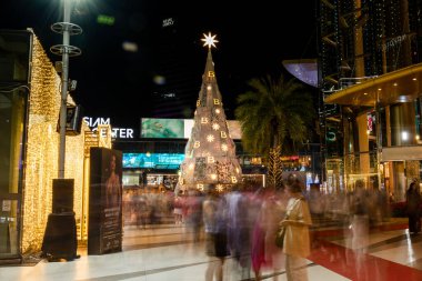 Bangkok, Tayland. - 18 Aralık 2023: Siam Paragon 'da güzel fotoğraflar çekmeye gelen turistlerle Noel manzaralı çevre