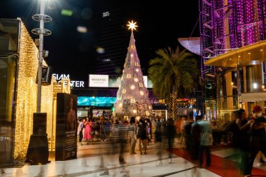 Bangkok, Tayland. - 18 Aralık 2023: Siam Paragon 'da güzel fotoğraflar çekmeye gelen turistlerle Noel manzaralı çevre