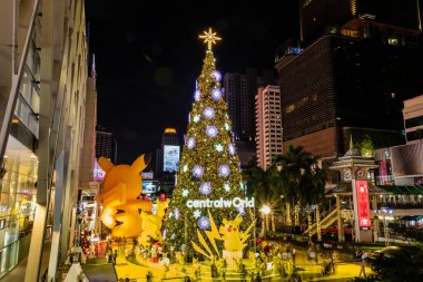 Bangkok, Tayland. * 18 Aralık 2023: Orta Dünya Alışveriş Merkezi 'nde turist ve markaların katıldığı bir Noel Pokemonu