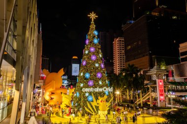 Bangkok, Tayland. * 18 Aralık 2023: Orta Dünya Alışveriş Merkezi 'nde turist ve markaların katıldığı bir Noel Pokemonu