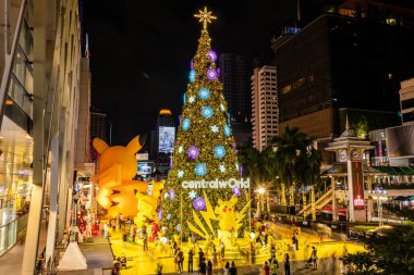 Bangkok, Tayland. * 18 Aralık 2023: Orta Dünya Alışveriş Merkezi 'nde turist ve markaların katıldığı bir Noel Pokemonu