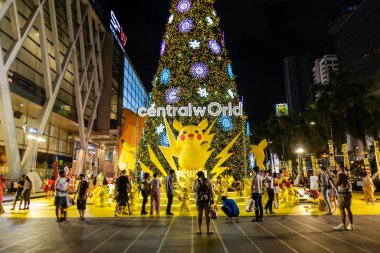 Bangkok, Tayland. * 18 Aralık 2023: Orta Dünya Alışveriş Merkezi 'nde turist ve markaların katıldığı bir Noel Pokemonu