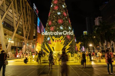 Bangkok, Tayland. * 18 Aralık 2023: Orta Dünya Alışveriş Merkezi 'nde turist ve markaların katıldığı bir Noel Pokemonu