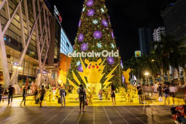 Bangkok, Tayland. * 18 Aralık 2023: Orta Dünya Alışveriş Merkezi 'nde turist ve markaların katıldığı bir Noel Pokemonu