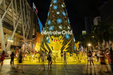 Bangkok, Tayland. * 18 Aralık 2023: Orta Dünya Alışveriş Merkezi 'nde turist ve markaların katıldığı bir Noel Pokemonu
