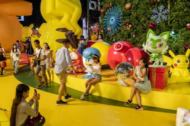 Bangkok, Tayland. * 18 Aralık 2023: Orta Dünya Alışveriş Merkezi 'nde turist ve markaların katıldığı bir Noel Pokemonu
