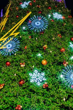 Bangkok, Tayland. * 18 Aralık 2023: Orta Dünya Alışveriş Merkezi 'nde turist ve markaların katıldığı bir Noel Pokemonu