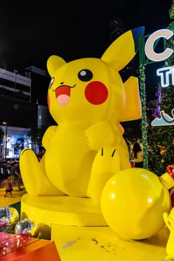 Bangkok, Tayland. * 18 Aralık 2023: Orta Dünya Alışveriş Merkezi 'nde turist ve markaların katıldığı bir Noel Pokemonu